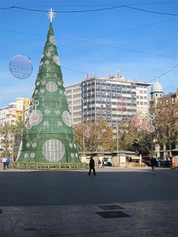 Plaza del Ayuntamiento, donde estará la pista, con el árbol de Navidad al fondo