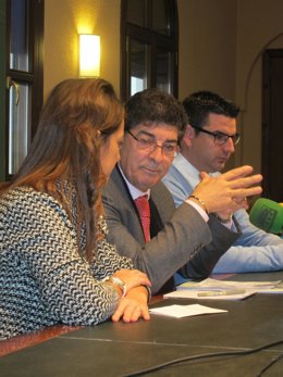 Valderas (centro), durante la rueda de prensa