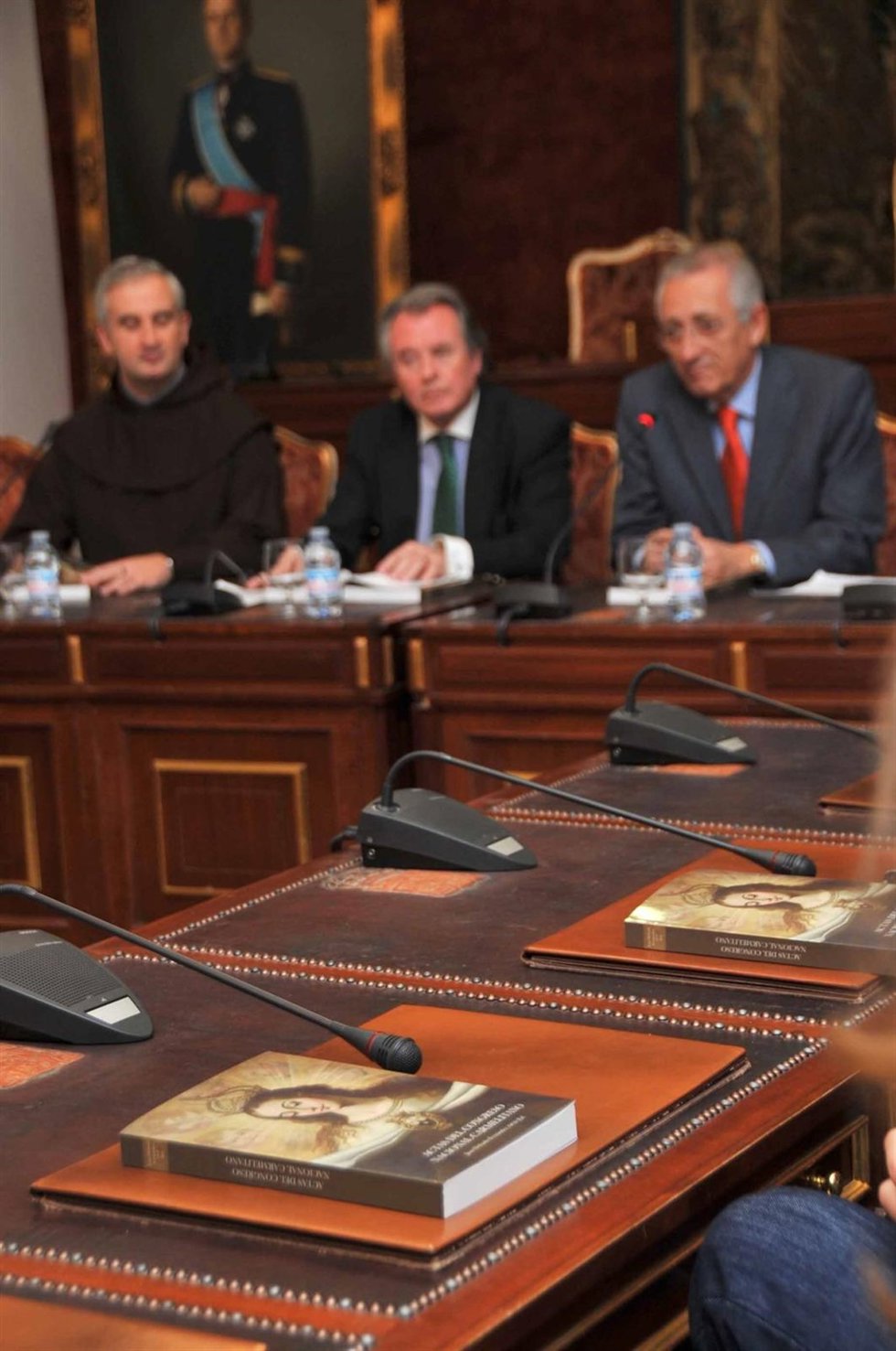 Gutiérrez (centro), entre Dobado y Cas, durante la presentación de las actas