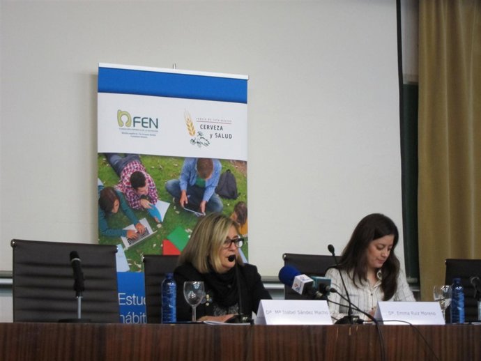 Decana de Farmacia (izq) y Emma ruiz, de la Fundación Española de la Nutrición