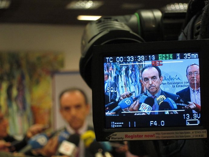 El consejero de Turismo, Rafael Rodríguez, atiende a los medios en Málaga