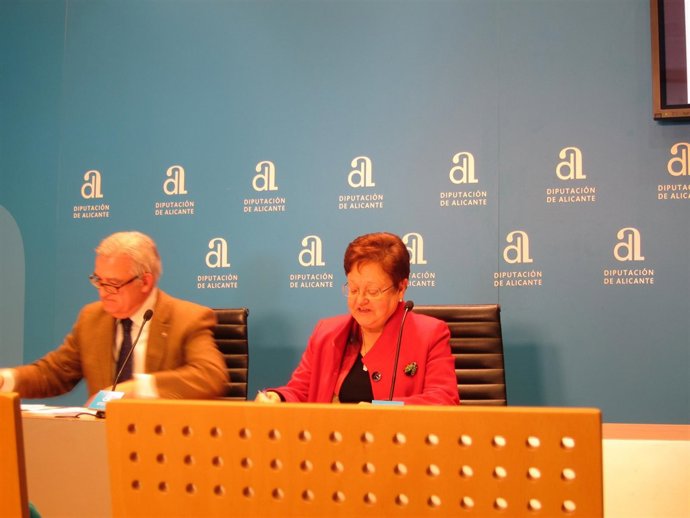 La presidenta de la Diputación de Alicante y el diputado de Hacienda
