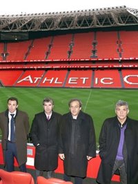 Michel Platini visita San Mamés en el cierre de su visita a Bilbao