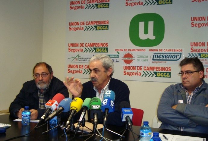Miembros de UCCL durante la rueda de prensa