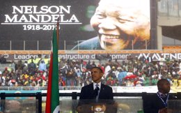 Obama e Intérprete en el funeral de Mandela