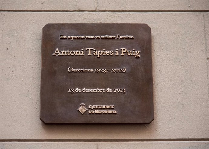Placa dedicada a Antoni Tàpies