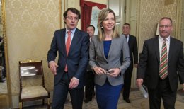 Fernández Mañueco (izq) en el Ayuntamiento con Alicia García