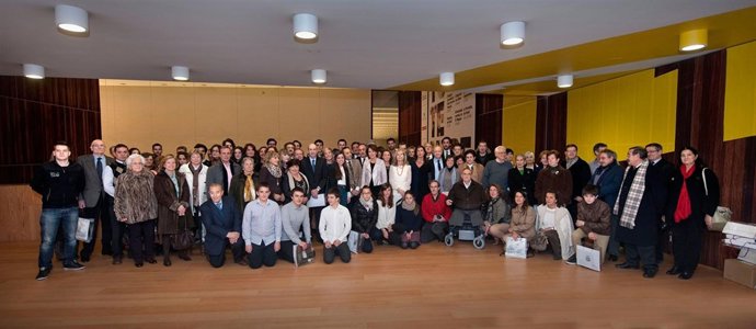 Barcina y las restantes autoridades, junto a víctimas de ETA.