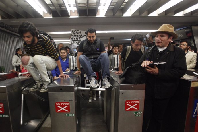 Ciudadanos mexicanos se 'cuelan' en el metro para protestar contra las tarifas.