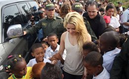 Shakira y niños de la Fundación Pies Descalzos