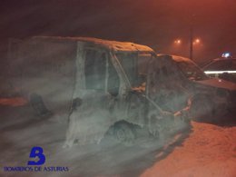 Incendio de furgoneta en Tineo
