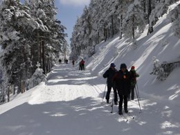 Esquiadores en el centro nórdico Navafría