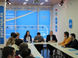 Emilio del Río y Carlos Cuevas, junto a NNGG de La Rioja