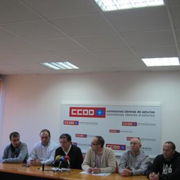 Trabajadores de Felguera Melt y líderes sindicales  