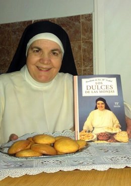 Sor Isabel Lora colabora con la fundación con más de 3.000 galletas solidarias