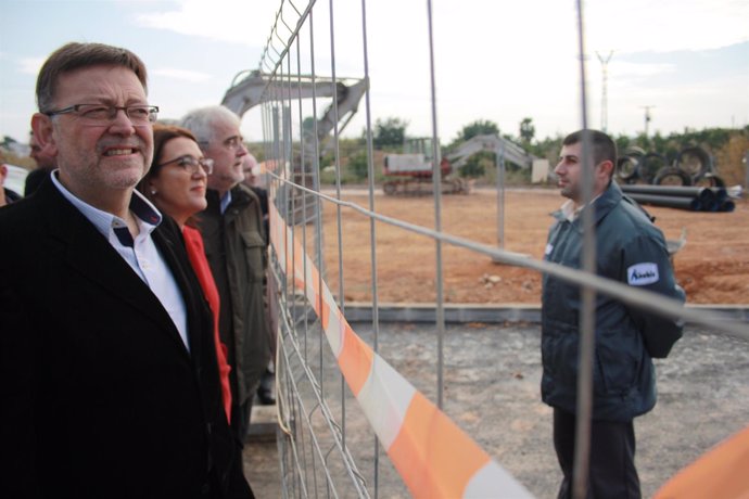 Ximo Puig y Soraya Rodríguez ante la valla de la potabilizadora de Tous