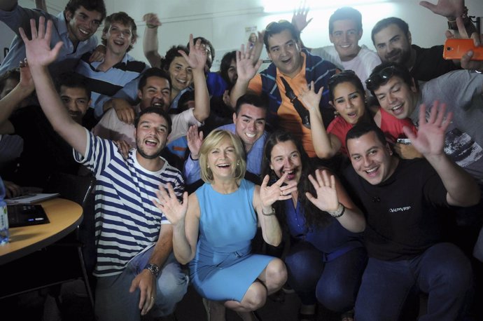 La candidata presidencial chilena Evelyn Matthei con voluntarios de su campaña