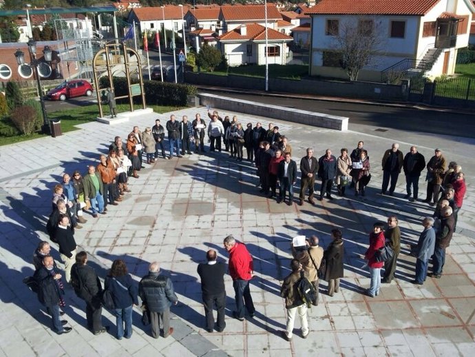 Cadena humana AMA en Argoños