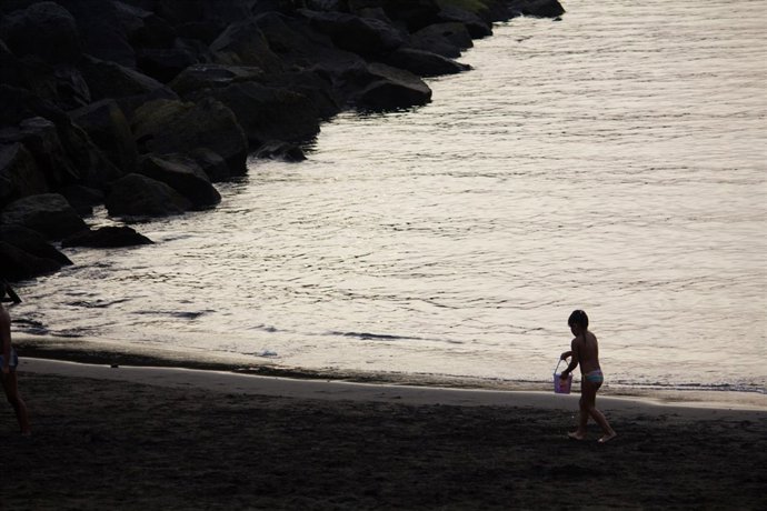 Un niño jugando en una playa de Canarias