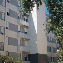 Ascensores instalados en la fachada de un edificio de Madrid