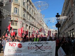 Cabecera de la manifestación de Limasa a su paso por calle Larios