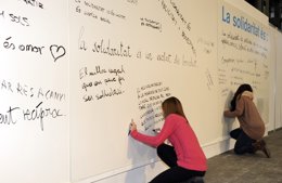 Mural de 'La Marató' de TV3 en la sala de teléfonos de Barcelona