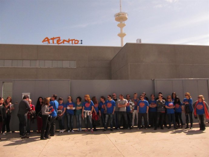 Trabajadores en el edificio de Atento