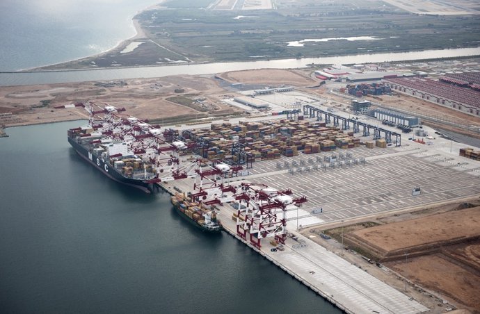 Terminal Best De Tercat En El Puerto De Barcelona