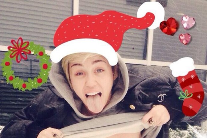 ¡Miley Cyrus Nos Felicita La Navidad En Topless!