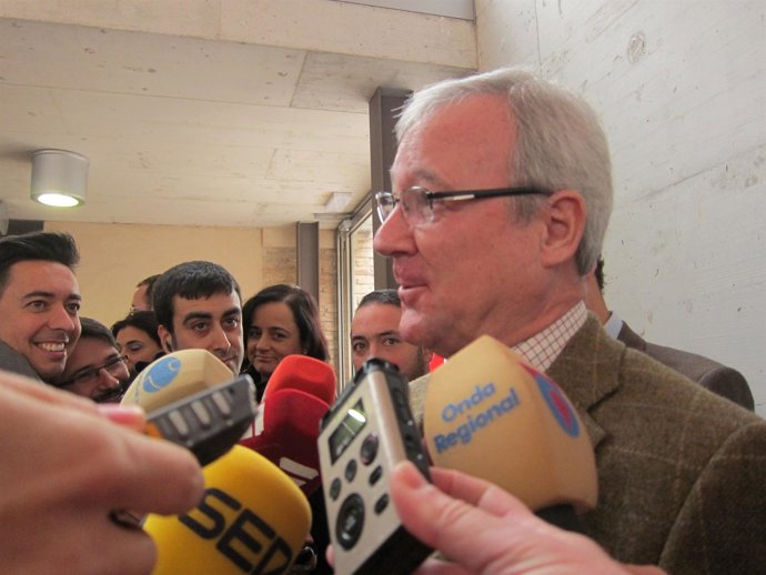 Valcárcel atiende a los medios de comunicación