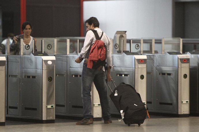 Recurso gente con maletas, viajeros, metro
