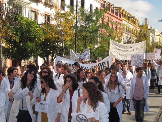 Sanitarios residentes protestando en Sevilla en su huelga indefinida