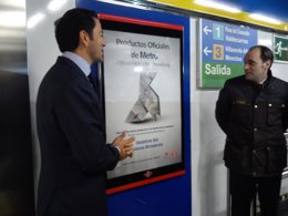 Cavero con un cartel informativo sobre el merchandising de Metro