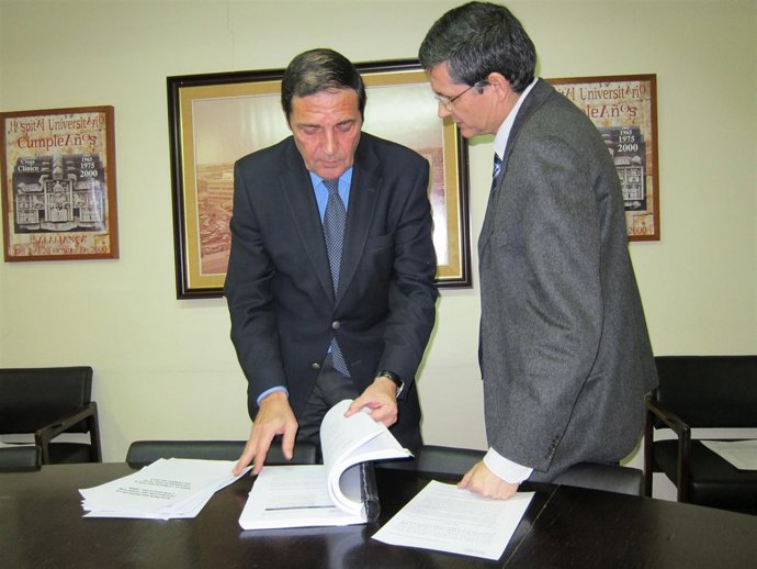 Sáez Aguado, en Salamanca junto al director del Ibsal, Rogelio González .