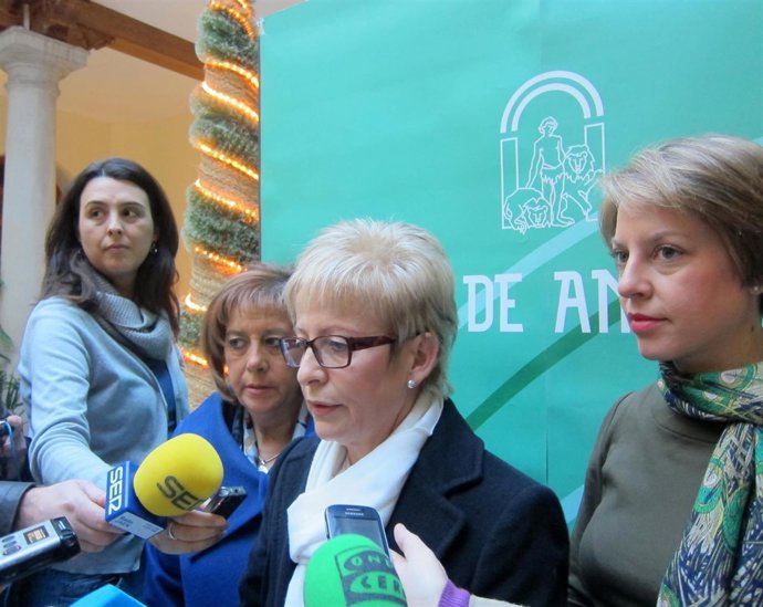 Víboras (c), con Gálvez y Sabalete, atiende a los periodistas.