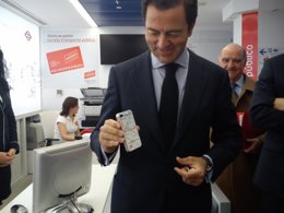 Cavero con un nuevo producto de merchandising de Metro