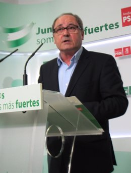 El secretario general del PSOE-A, Juan Cornejo, hoy en rueda de prensa