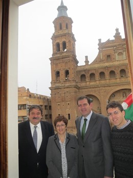 Nagore, Urbiola y la alcaldesa de Alfaro, ante la Colegiata