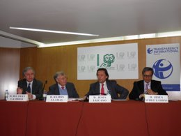 Miembros del comité ejecutivo de Transparencia Internacional con su presidente