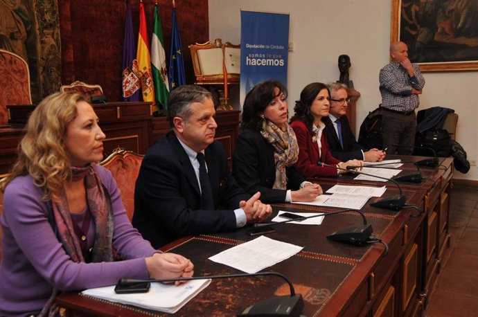 Ceballos (centro), entre Fuentes y Gracia en el acto de firma de convenios