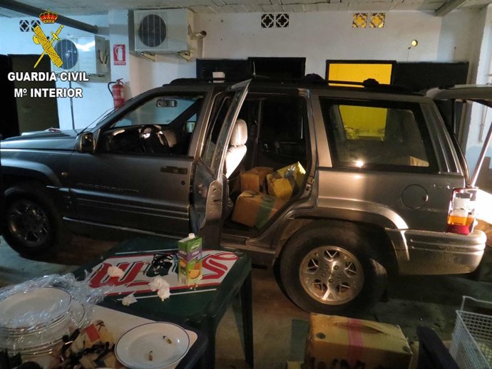 El vehículo intervenido con fardos en su interior