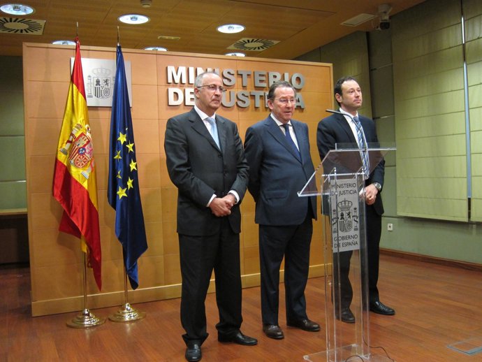 El consejero de Justicia, Emilio de LLera, en el centro