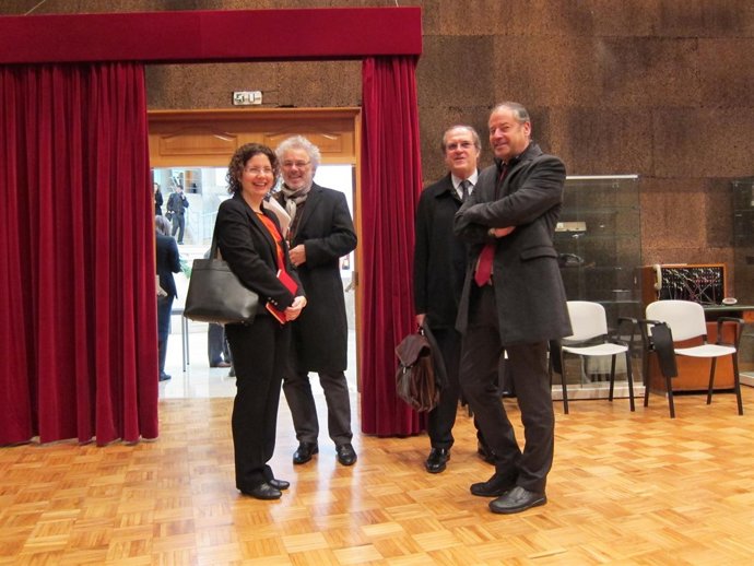 El exministro Gabilondo con el rector de la Universidade de Vigo.