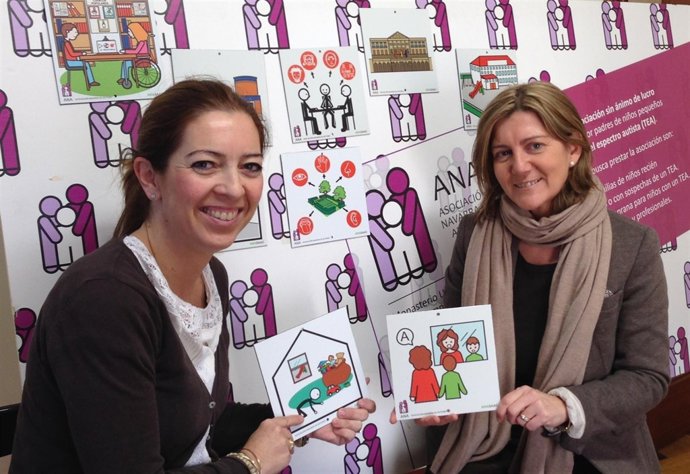 Áriz (izda.) y Botín (dcha.) muestran dos de los pictogramas que se instalarán. 