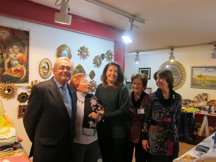 La delegada del Gobierno, Carmen Crespo, inaugura un rastrillo solidario