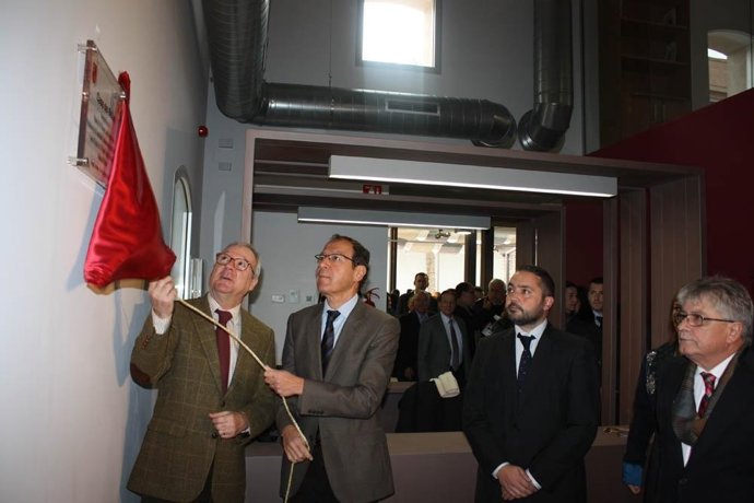 Valcárcel y Cámara inaguran la Casa del Belén