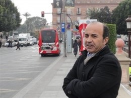 Pedro López ofrece una rueda de prensa en la parada de autobuses de La Glorieta
