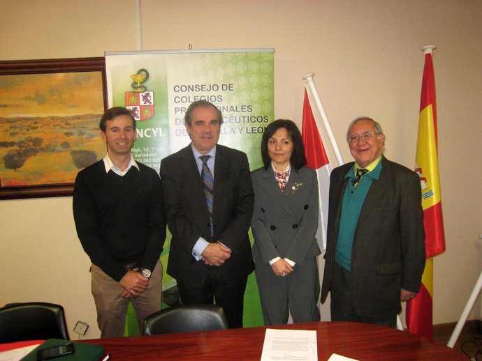 Asistentes al acto de firma del convenio entre Concyl y la Universidad Isabel I