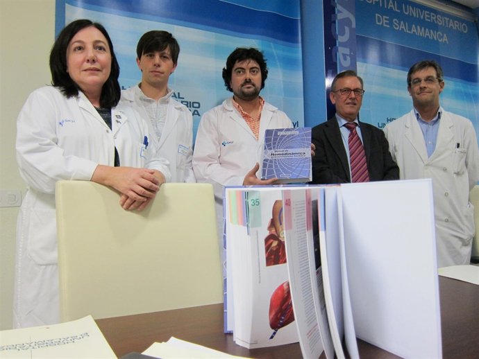  Autores Junto A Responsables De La Administración Sanitaria En Salamanca
