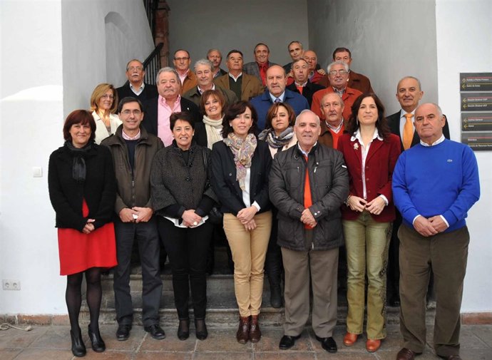 Ceballos (centro) con los funcionarios jubilados